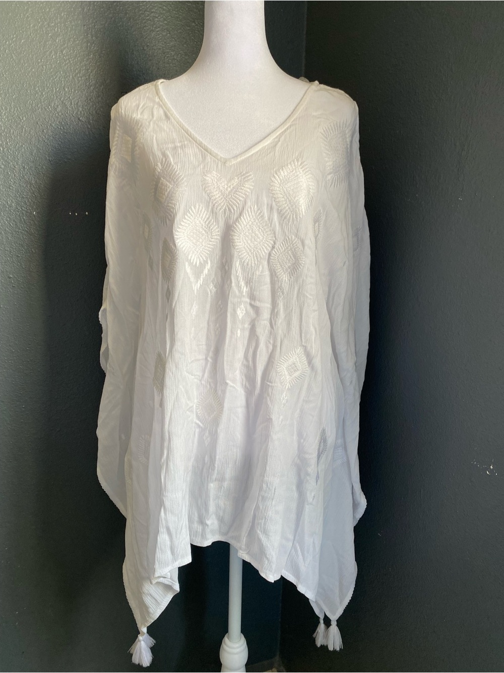 Chico's White V-Neck Tunic Poncho Blouse S/M Embroidered Geometric Tassels Folk